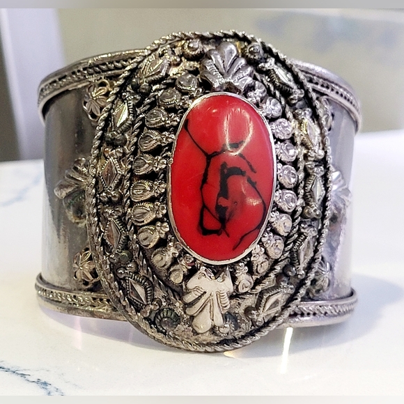 Vintage Silvertone Cuff Bracelet - Picture 4 of 9